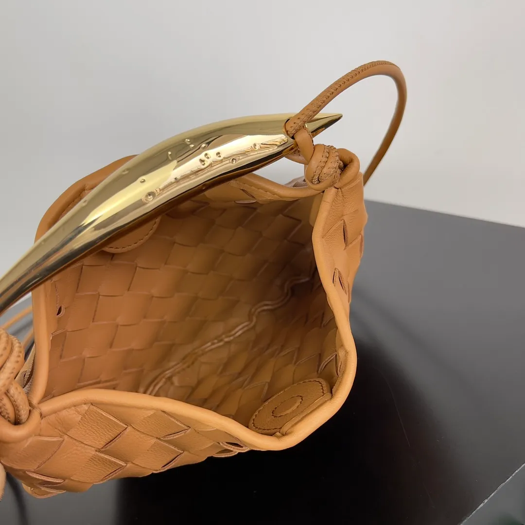 Batch of 1260 BV Mini Sardine is coming‼ ️Super high-end, stainless steel hardware + 24k real gold plating process, fish scales (concave and convex positions) are the finishing touch, the sardine bag that can be carried cross-body is completely beautiful to the heart. The metal element handle and the weaving are perfectly combined to completely integrate the artistic sense and elegance and fashion. It is really like a work of art🏺The large size is elegant, the small size is exquisite and cute, a must-have item for fashionistas, and the details are perfectly reproduced. Style number: 744267 Size 20*12*2.5